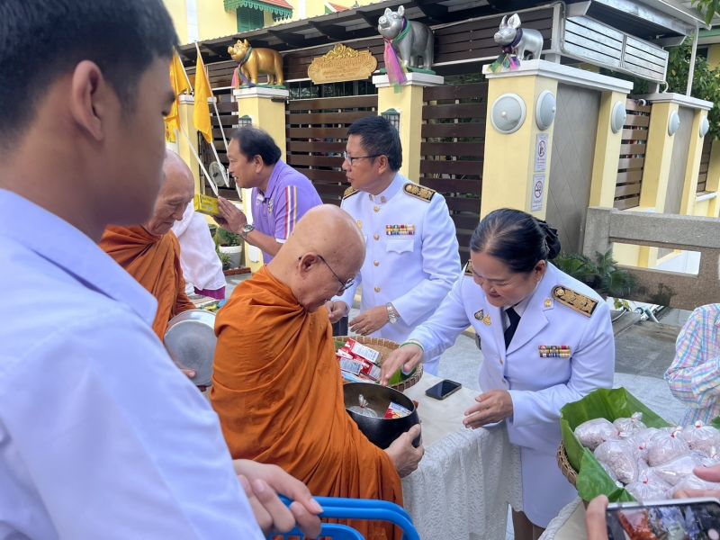 กิจกรรมทำบุญตักบาตรในช่วงเช้า ณ วัดเทพศิรินทราวาส
