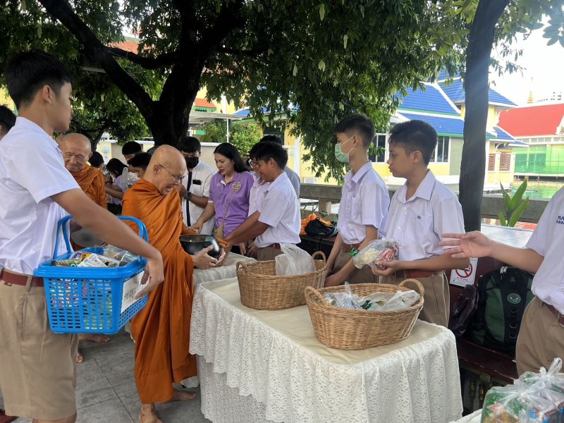 กิจกรรมทำบุญตักบาตรในช่วงเช้า ณ วัดเทพศิรินทราวาส