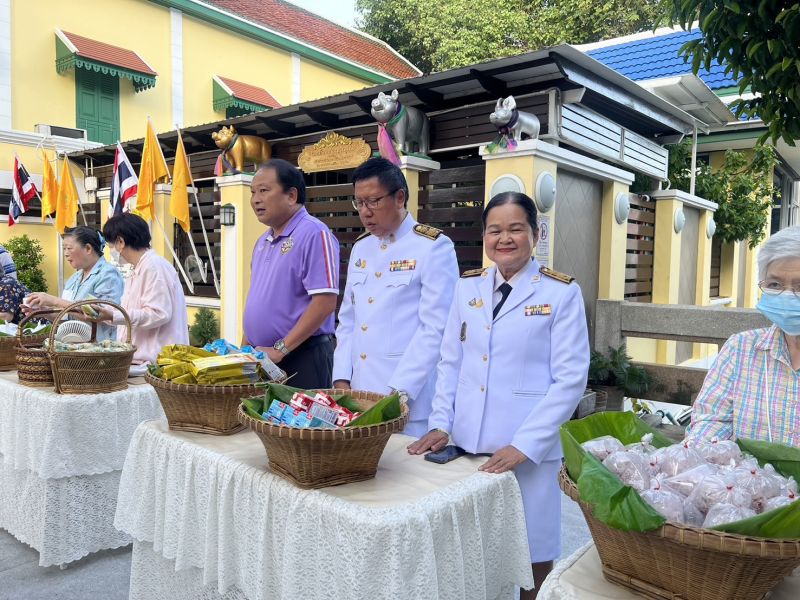 กิจกรรมทำบุญตักบาตรในช่วงเช้า ณ วัดเทพศิรินทราวาส