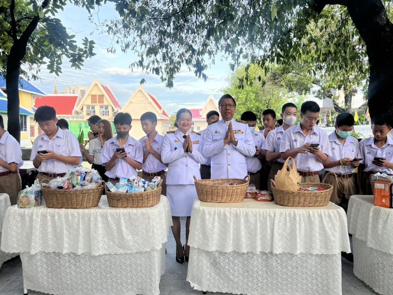 กิจกรรมทำบุญตักบาตรในช่วงเช้า ณ วัดเทพศิรินทราวาส