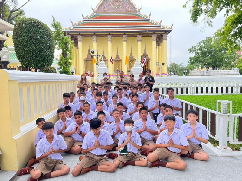 กิจกรรมทำบุญตักบาตรในช่วงเช้า ณ วัดเทพศิรินทราวาส