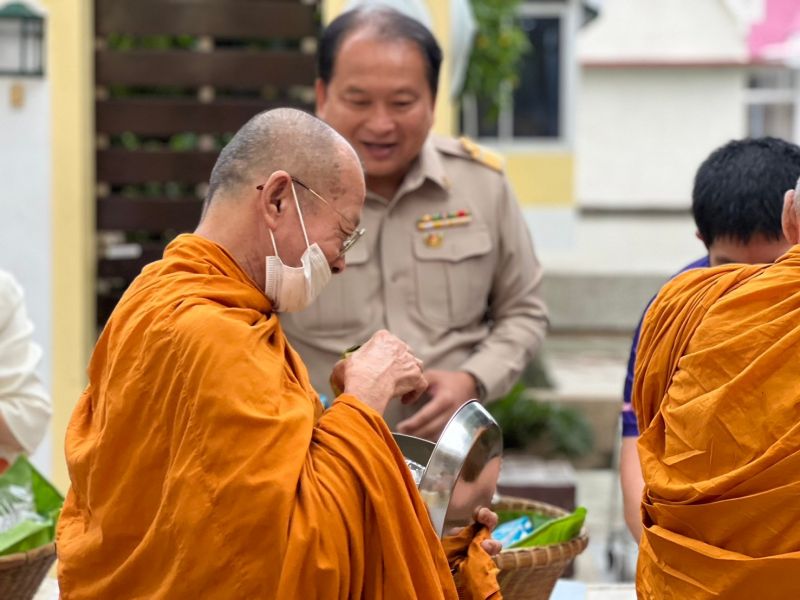 กิจกรรมทำบุญตักบาตรในช่วงเช้า ณ วัดเทพศิรินทราวาส