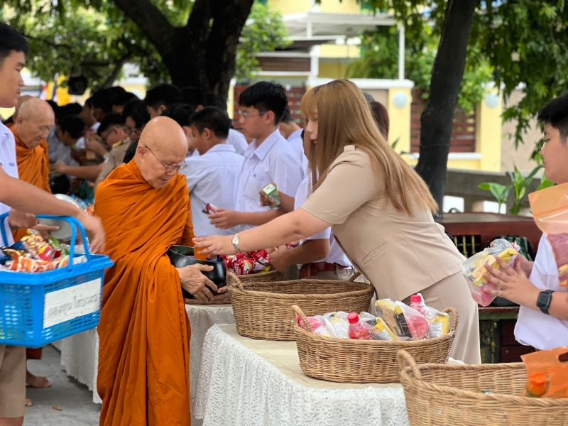 กิจกรรมทำบุญตักบาตรในช่วงเช้า ณ วัดเทพศิรินทราวาส