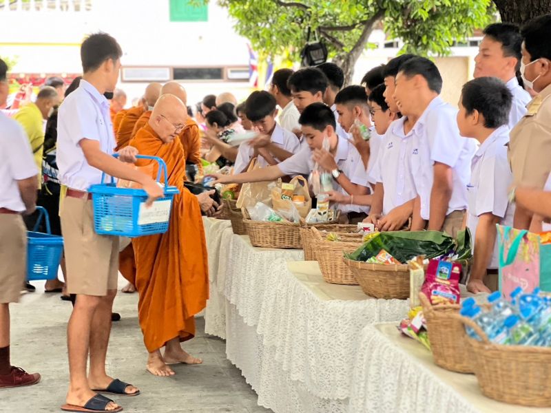 กิจกรรมทำบุญตักบาตรในช่วงเช้า ณ วัดเทพศิรินทราวาส