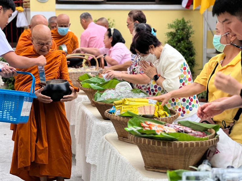 กิจกรรมทำบุญตักบาตรในช่วงเช้า ณ วัดเทพศิรินทราวาส