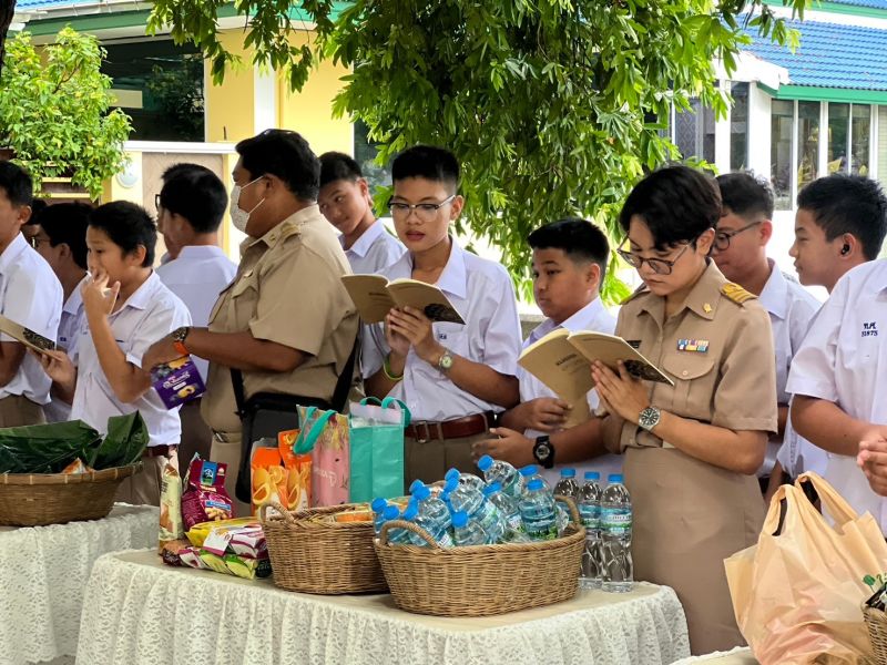 กิจกรรมทำบุญตักบาตรในช่วงเช้า ณ วัดเทพศิรินทราวาส