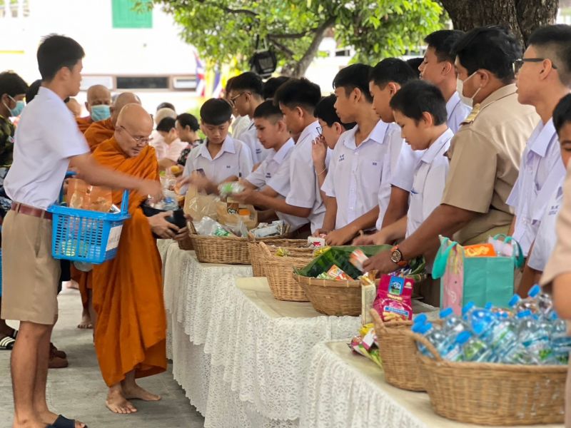 กิจกรรมทำบุญตักบาตรในช่วงเช้า ณ วัดเทพศิรินทราวาส