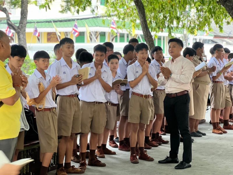 กิจกรรมทำบุญตักบาตรในช่วงเช้า ณ วัดเทพศิรินทราวาส