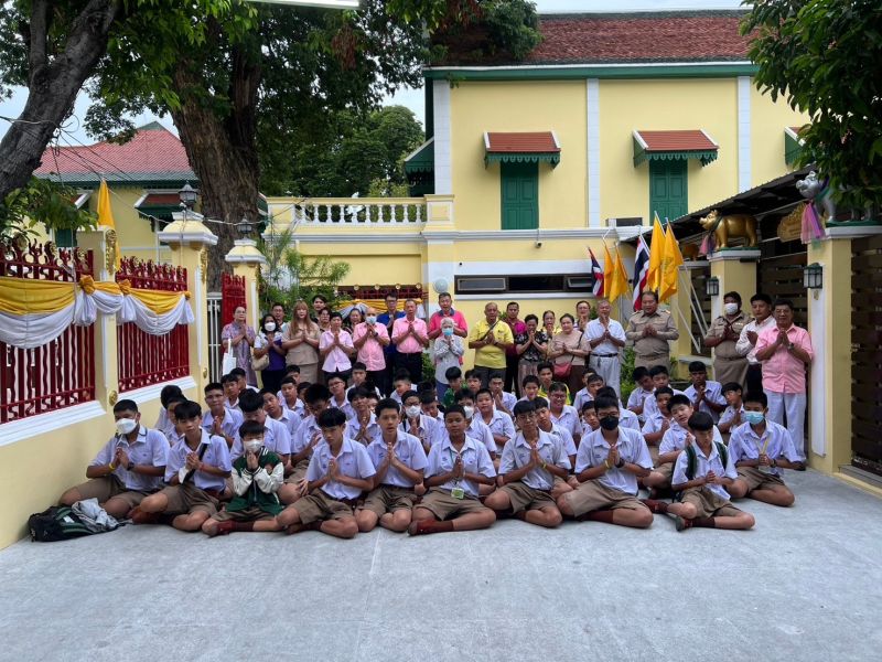 กิจกรรมทำบุญตักบาตรในช่วงเช้า ณ วัดเทพศิรินทราวาส