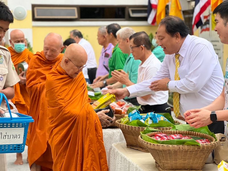 กิจกรรมทำบุญตักบาตรในช่วงเช้า ณ วัดเทพศิรินทราวาส