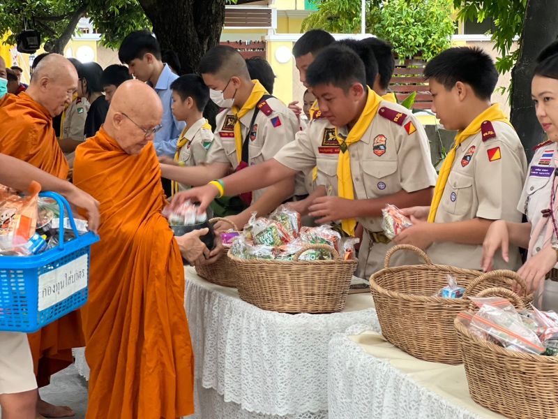 กิจกรรมทำบุญตักบาตรในช่วงเช้า ณ วัดเทพศิรินทราวาส