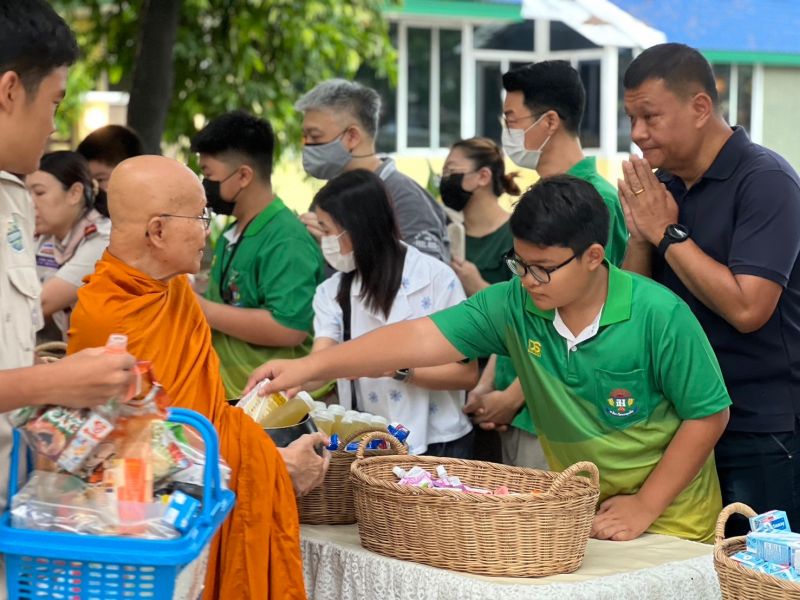 กิจกรรมทำบุญตักบาตรในช่วงเช้า ณ วัดเทพศิรินทราวาส