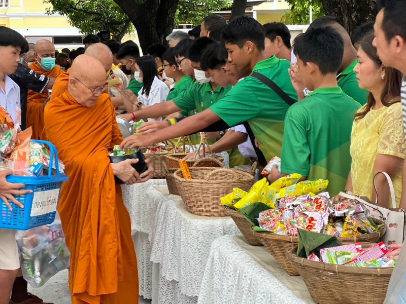 กิจกรรมทำบุญตักบาตรในช่วงเช้า ณ วัดเทพศิรินทราวาส