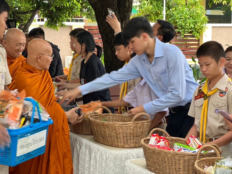 กิจกรรมทำบุญตักบาตรในช่วงเช้า ณ วัดเทพศิรินทราวาส
