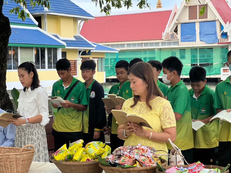 กิจกรรมทำบุญตักบาตรในช่วงเช้า ณ วัดเทพศิรินทราวาส
