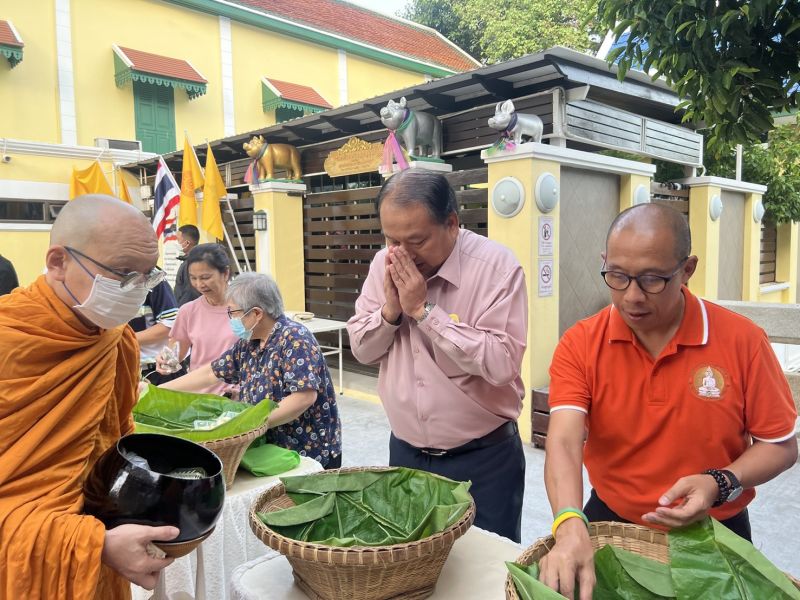 กิจกรรมทำบุญตักบาตรในช่วงเช้า ณ วัดเทพศิรินทราวาส