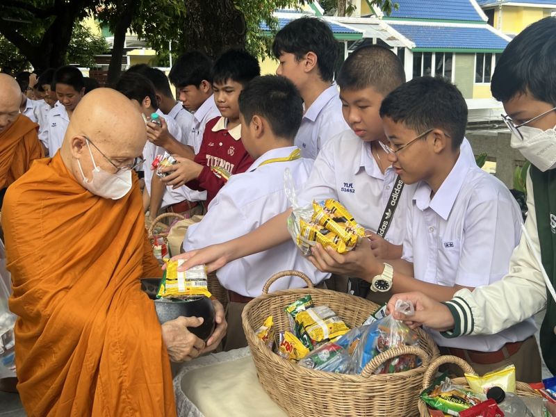 กิจกรรมทำบุญตักบาตรในช่วงเช้า ณ วัดเทพศิรินทราวาส
