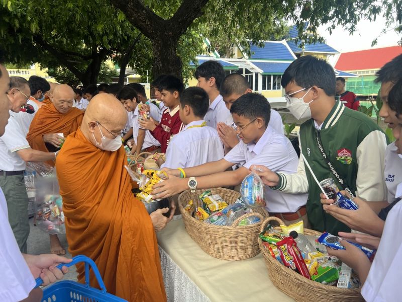 กิจกรรมทำบุญตักบาตรในช่วงเช้า ณ วัดเทพศิรินทราวาส