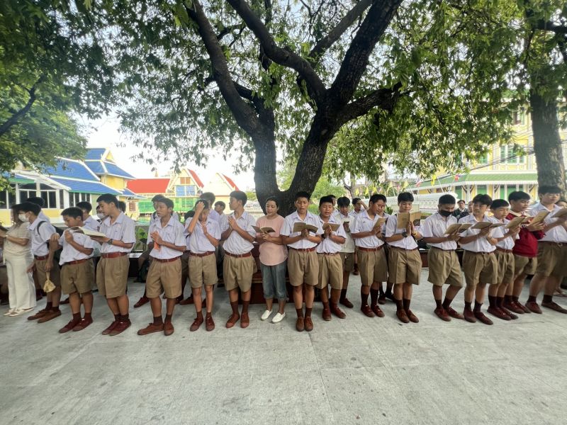 กิจกรรมทำบุญตักบาตรในช่วงเช้า ณ วัดเทพศิรินทราวาส