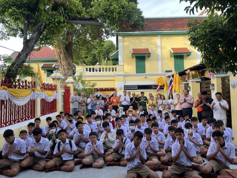 กิจกรรมทำบุญตักบาตรในช่วงเช้า ณ วัดเทพศิรินทราวาส