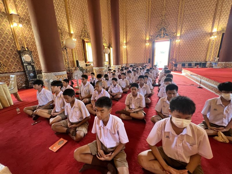 กิจกรรมทำบุญตักบาตรในช่วงเช้า ณ วัดเทพศิรินทราวาส