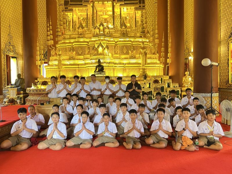 กิจกรรมทำบุญตักบาตรในช่วงเช้า ณ วัดเทพศิรินทราวาส