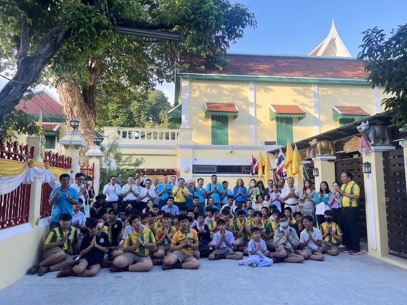 กิจกรรมทำบุญตักบาตรในช่วงเช้า ณ วัดเทพศิรินทราวาส