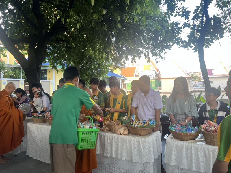 กิจกรรมทำบุญตักบาตรในช่วงเช้า ณ วัดเทพศิรินทราวาส