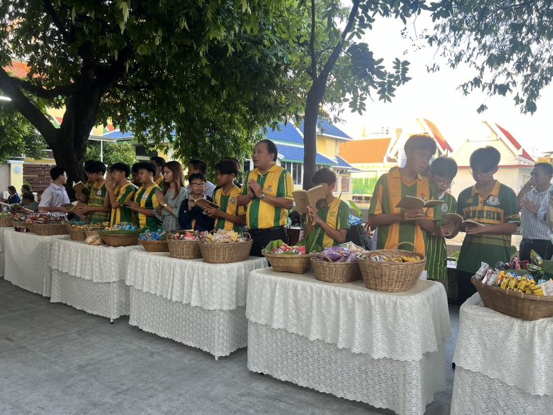 กิจกรรมทำบุญตักบาตรในช่วงเช้า ณ วัดเทพศิรินทราวาส