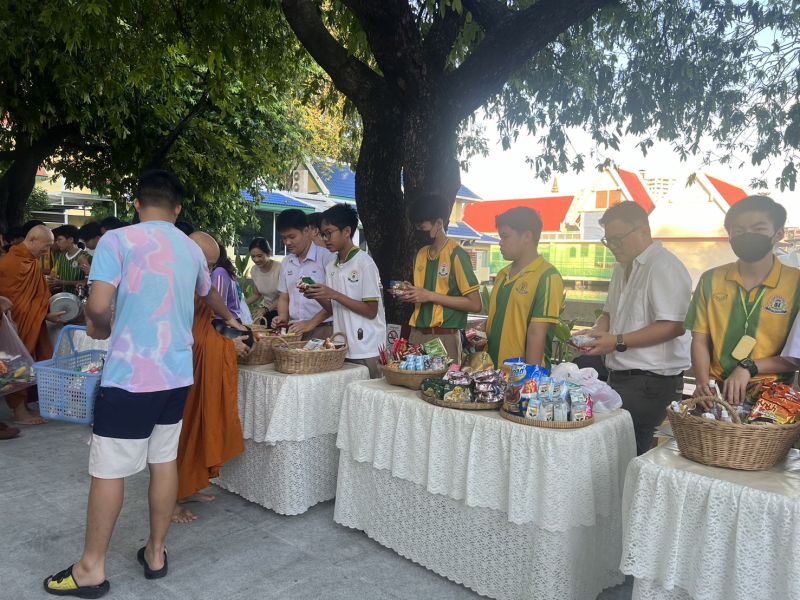 กิจกรรมทำบุญตักบาตรในช่วงเช้า ณ วัดเทพศิรินทราวาส