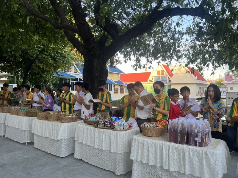 กิจกรรมทำบุญตักบาตรในช่วงเช้า ณ วัดเทพศิรินทราวาส