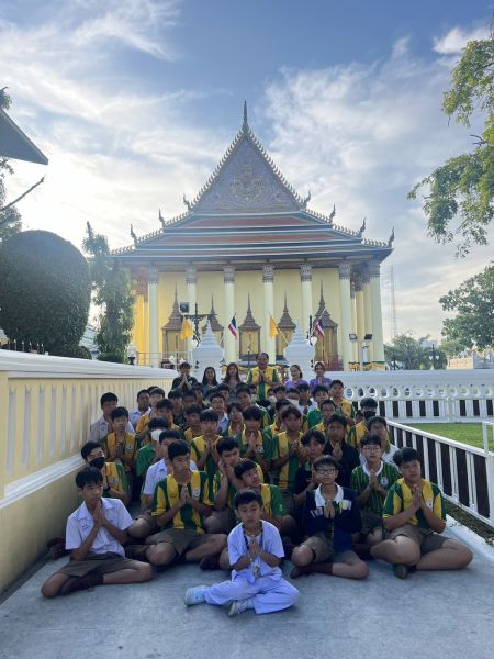 กิจกรรมทำบุญตักบาตรในช่วงเช้า ณ วัดเทพศิรินทราวาส