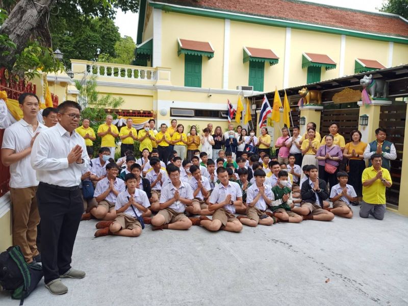 กิจกรรมทำบุญตักบาตรในช่วงเช้า ณ วัดเทพศิรินทราวาส