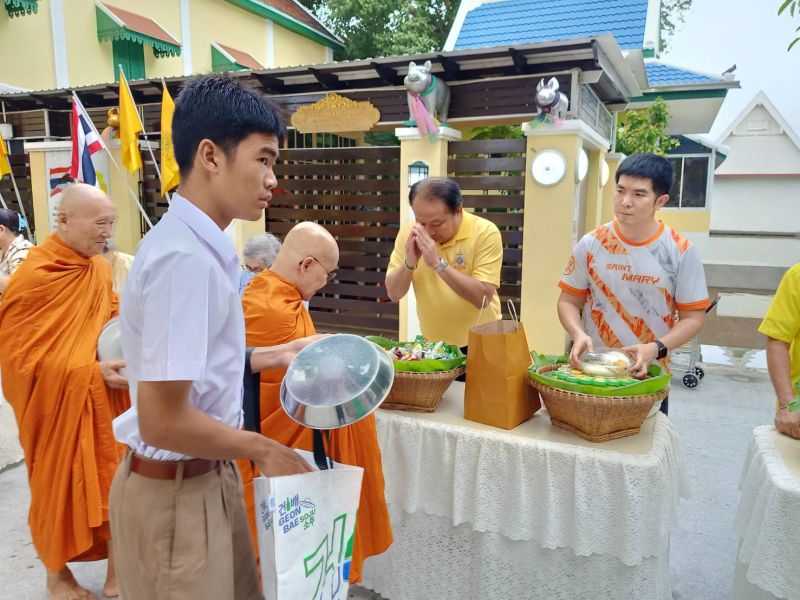 กิจกรรมทำบุญตักบาตรในช่วงเช้า ณ วัดเทพศิรินทราวาส