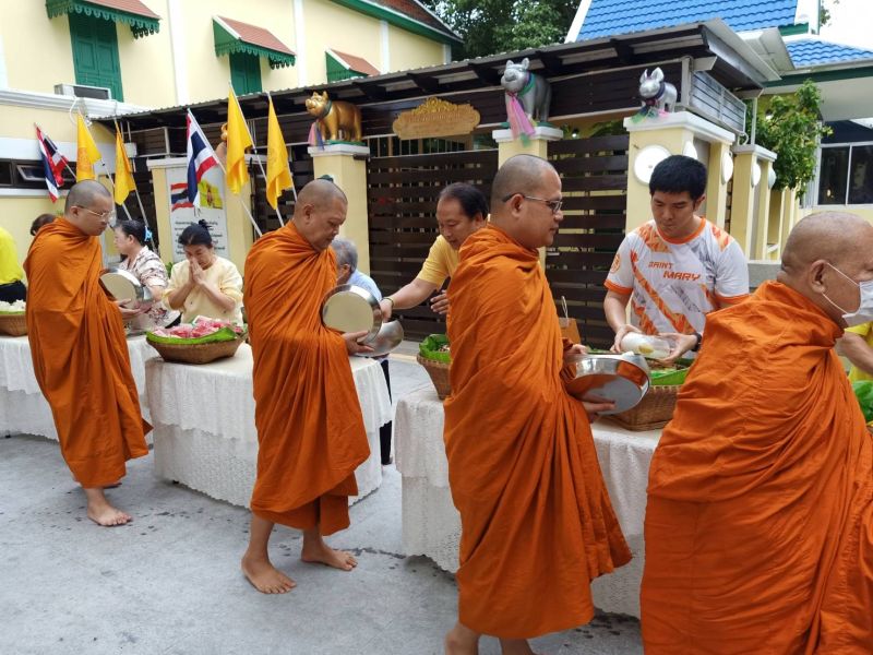 กิจกรรมทำบุญตักบาตรในช่วงเช้า ณ วัดเทพศิรินทราวาส