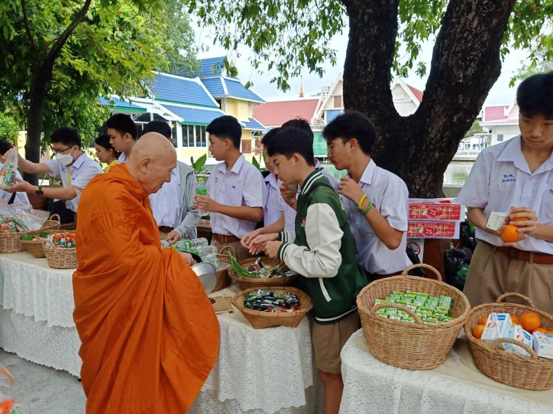 กิจกรรมทำบุญตักบาตรในช่วงเช้า ณ วัดเทพศิรินทราวาส