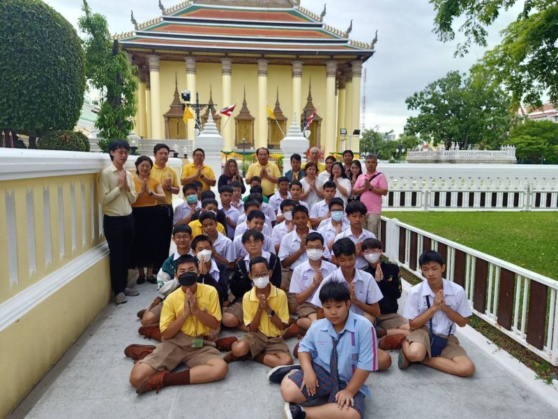 กิจกรรมทำบุญตักบาตรในช่วงเช้า ณ วัดเทพศิรินทราวาส
