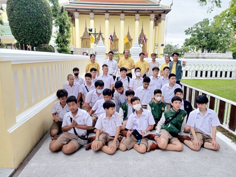 กิจกรรมทำบุญตักบาตรในช่วงเช้า ณ วัดเทพศิรินทราวาส