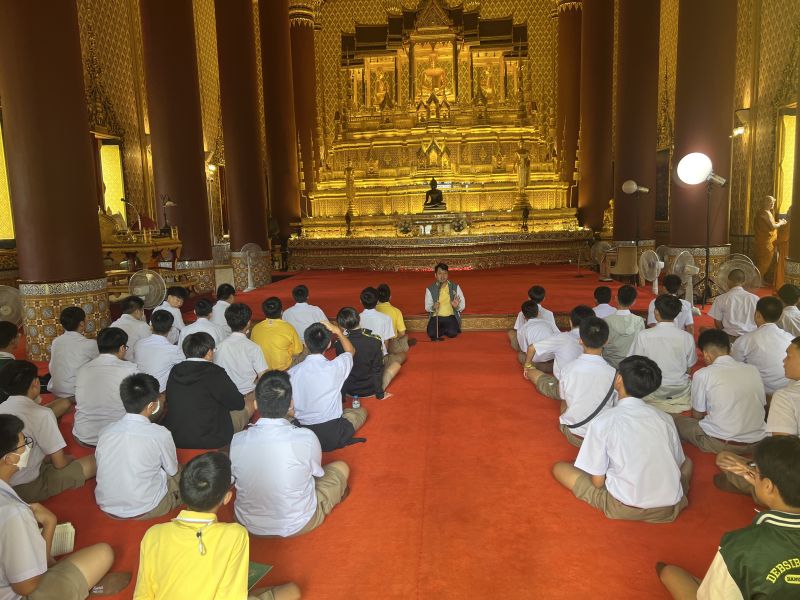 กิจกรรมทำบุญตักบาตรในช่วงเช้า ณ วัดเทพศิรินทราวาส