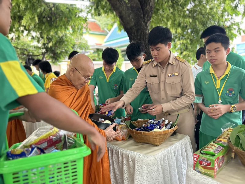 กิจกรรมทำบุญตักบาตรในช่วงเช้า ณ วัดเทพศิรินทราวาส