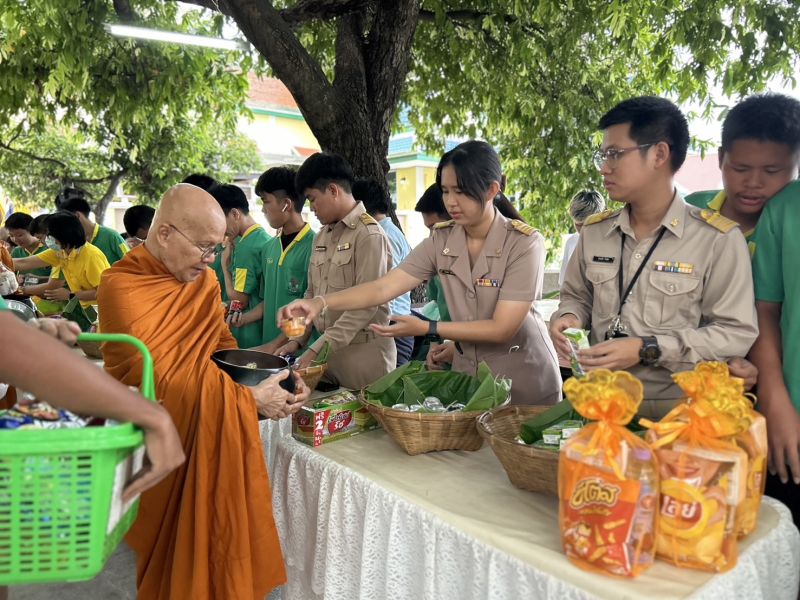 กิจกรรมทำบุญตักบาตรในช่วงเช้า ณ วัดเทพศิรินทราวาส