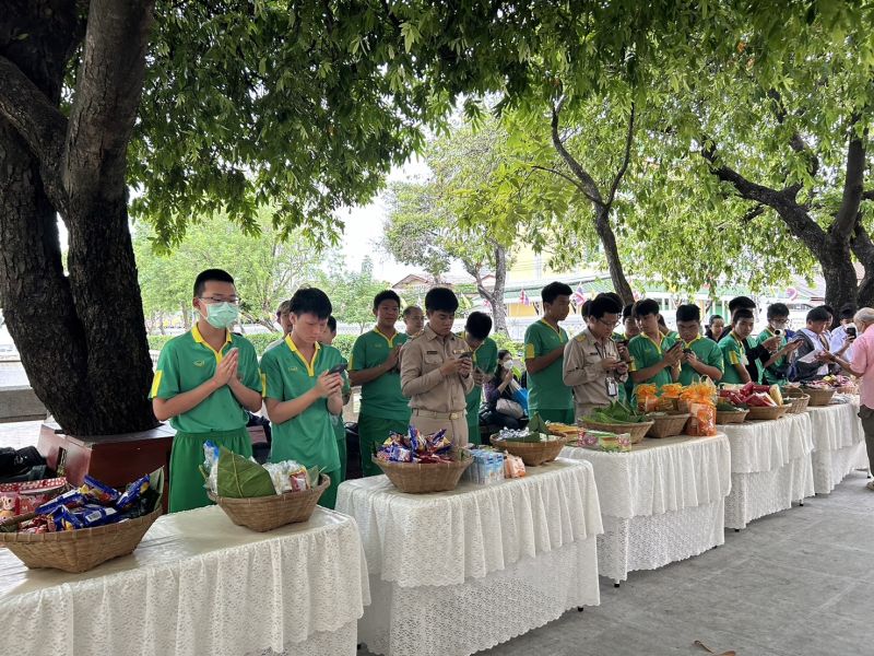 กิจกรรมทำบุญตักบาตรในช่วงเช้า ณ วัดเทพศิรินทราวาส