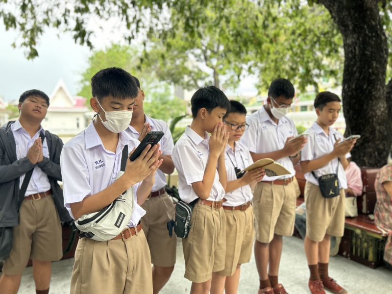 กิจกรรมทำบุญตักบาตรในช่วงเช้า ณ วัดเทพศิรินทราวาส