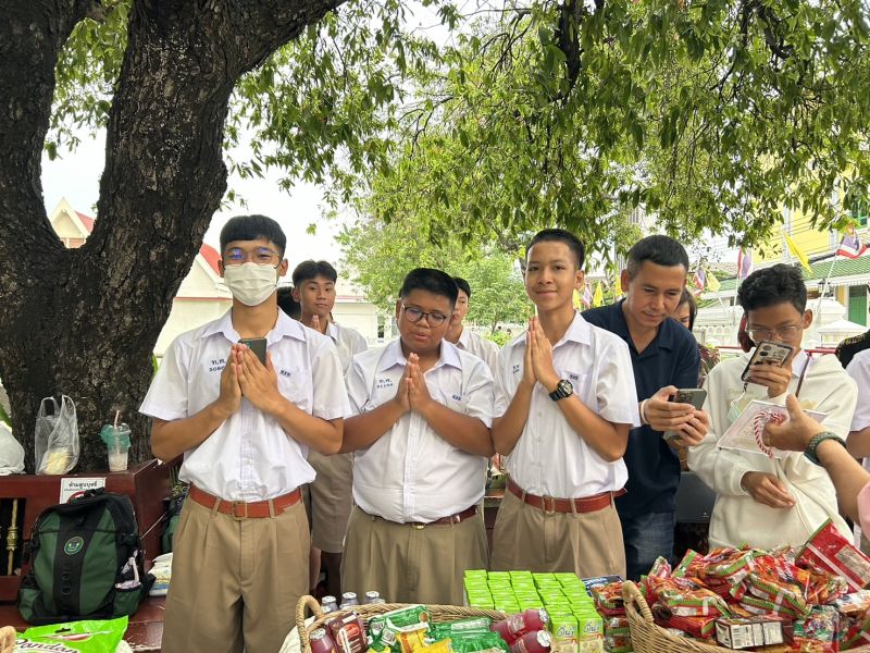 กิจกรรมทำบุญตักบาตรในช่วงเช้า ณ วัดเทพศิรินทราวาส