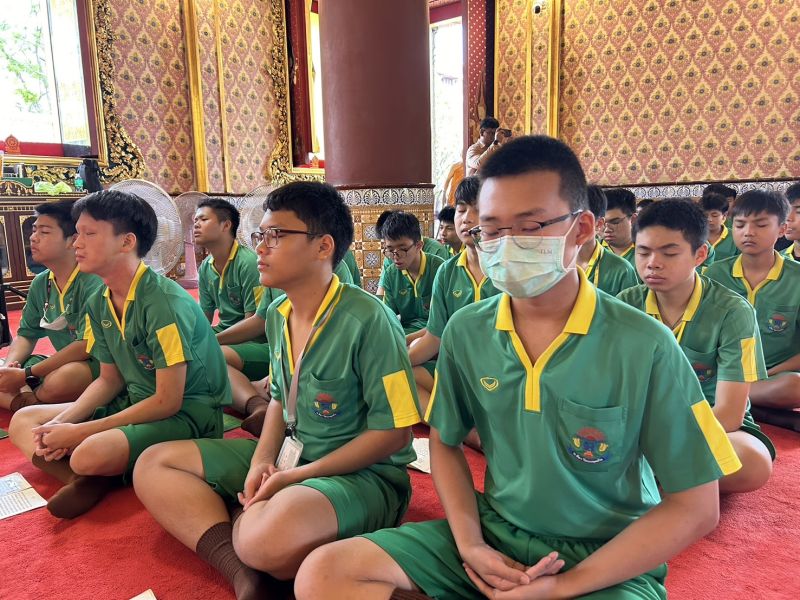 กิจกรรมทำบุญตักบาตรในช่วงเช้า ณ วัดเทพศิรินทราวาส