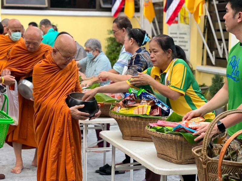 กิจกรรมทำบุญตักบาตรในช่วงเช้า ณ วัดเทพศิรินทราวาส