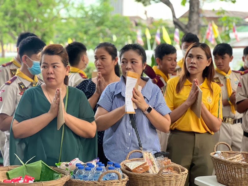 กิจกรรมทำบุญตักบาตรในช่วงเช้า ณ วัดเทพศิรินทราวาส