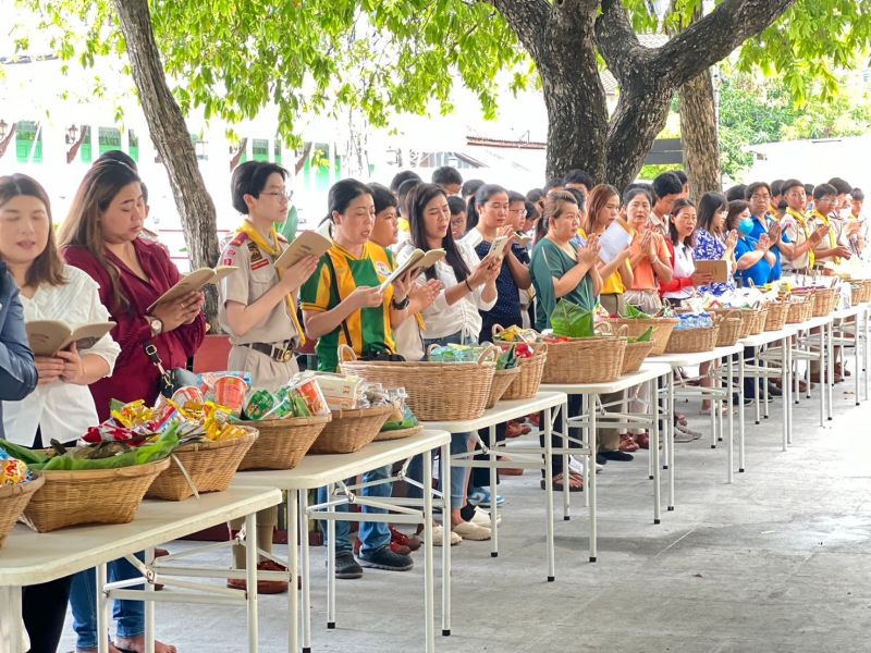 กิจกรรมทำบุญตักบาตรในช่วงเช้า ณ วัดเทพศิรินทราวาส