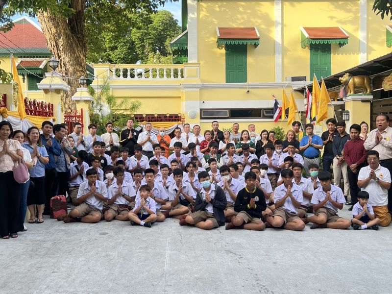 กิจกรรมทำบุญตักบาตรในช่วงเช้า ณ วัดเทพศิรินทราวาส