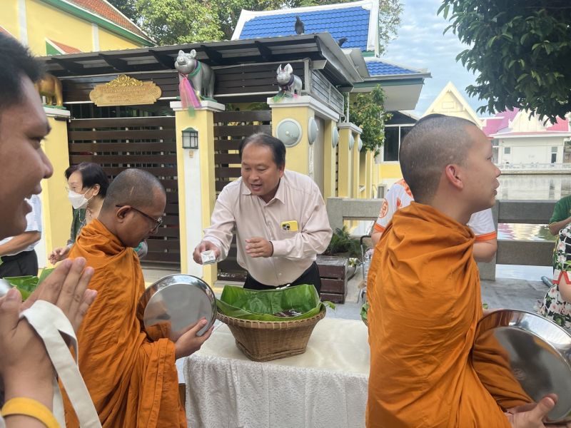 กิจกรรมทำบุญตักบาตรในช่วงเช้า ณ วัดเทพศิรินทราวาส